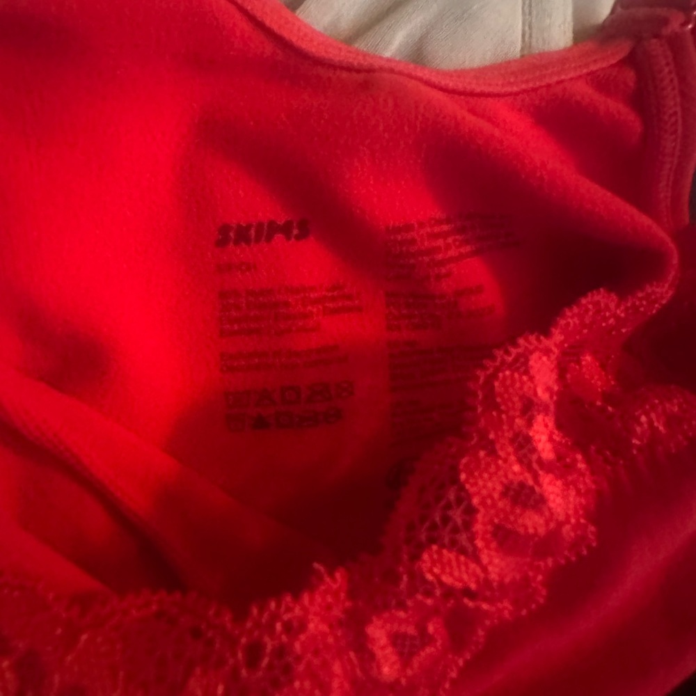 SKIMS Cayenne Seamless Sculpt Thong Lace Bodysuit - Picture 5 of 6